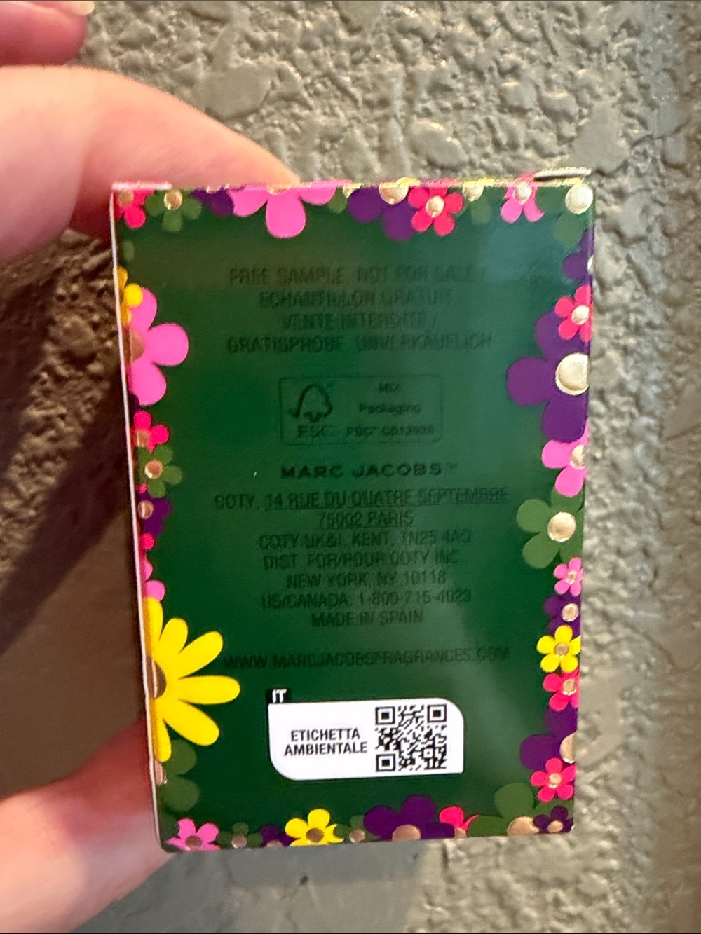 Marc Jacobs Daisy Wild Eau So Extra Gift Set with Strawberry Charm - Picture 9 of 11